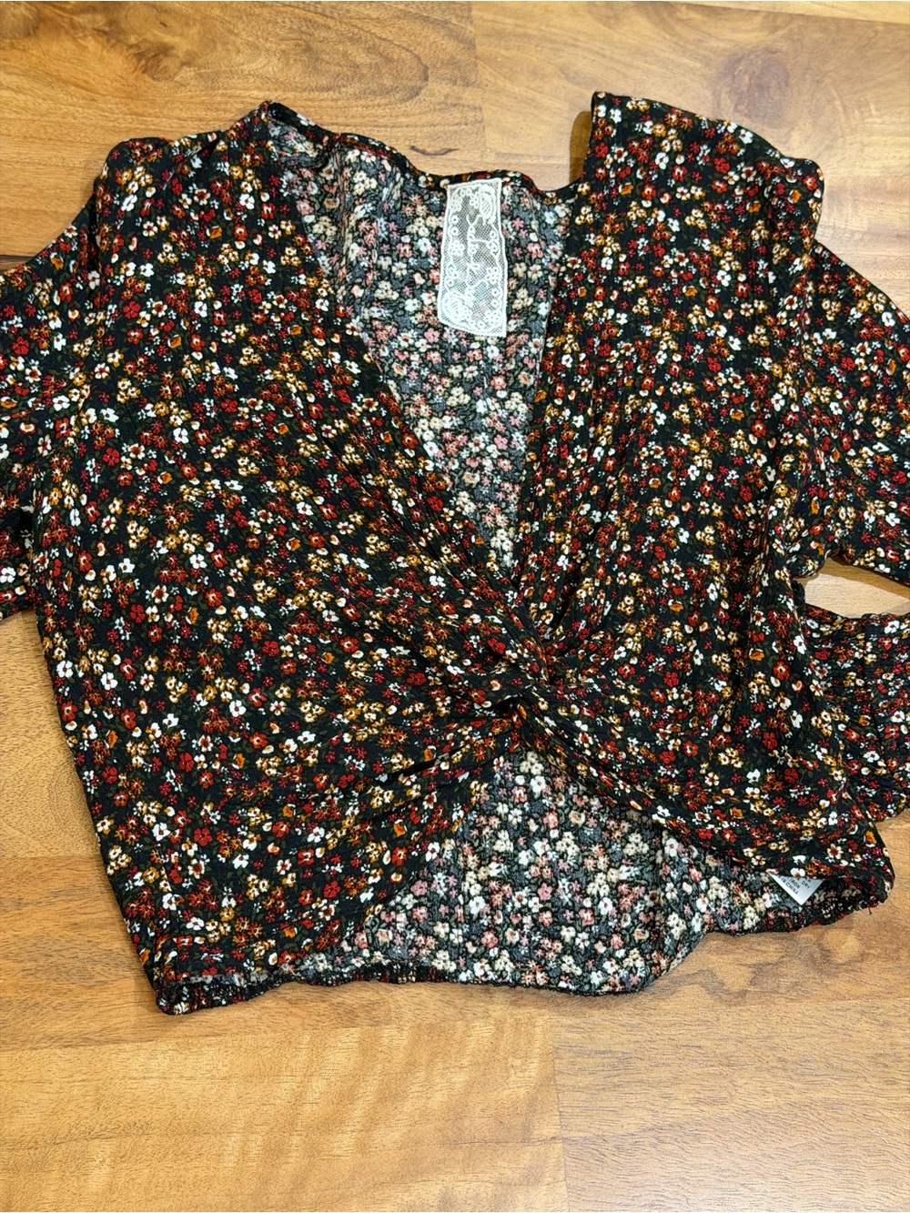 Sadie & Sage Black Floral Twist-Front Long Sleeve Crop Top Size Medium - Picture 6 of 9